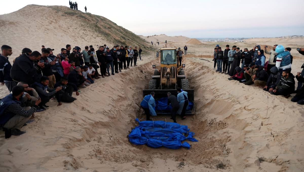 Los cuerpos sin identificar fueron enterrados en una fosa común | Reuters