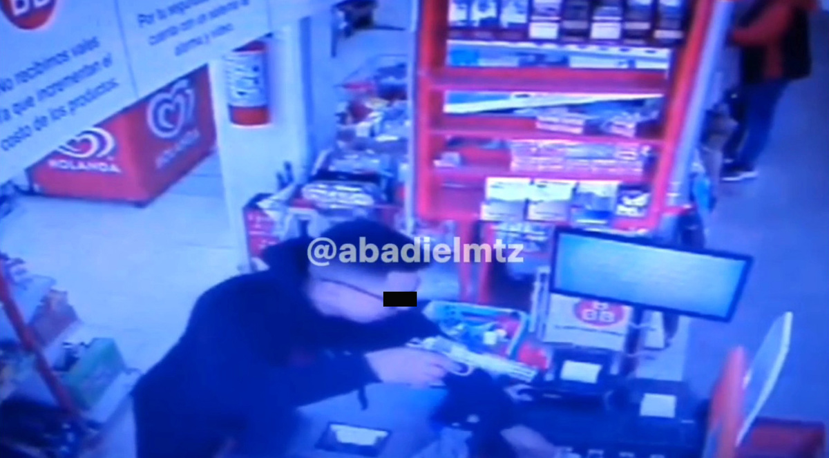 El hombre fingió comprar una bebida para asaltar el lugar.