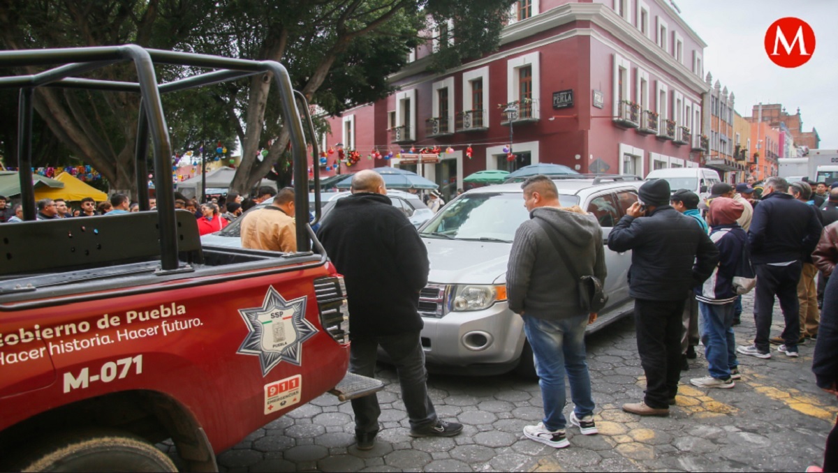 Mujer arrolla a peatón e intenta fugarse en Los Sapos, Puebla | VIDEO | Agencia Enfoque
