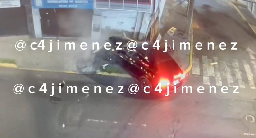 La mujer se estrelló contra un local que sufrió daños estructurales.
