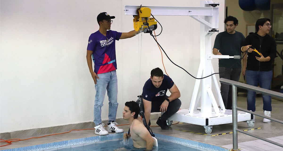 Alumnos del Tec de Monterrey probando su grúa hidráulica. (cortesía)