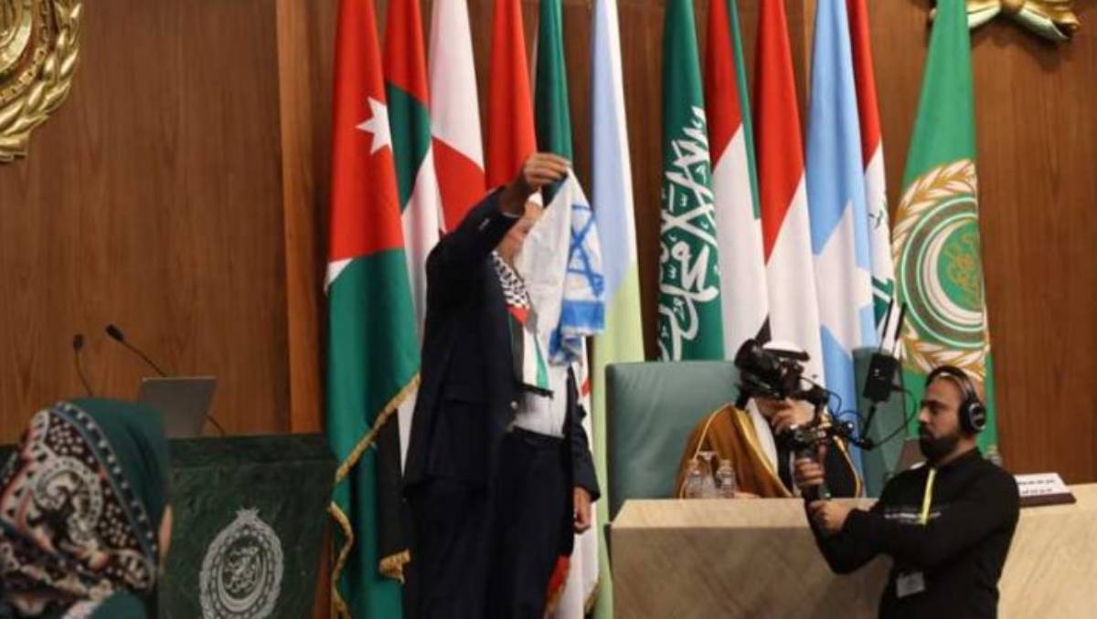 El diputado Khalil Attiya quemó y pisoteó la bandera israelí | Especial