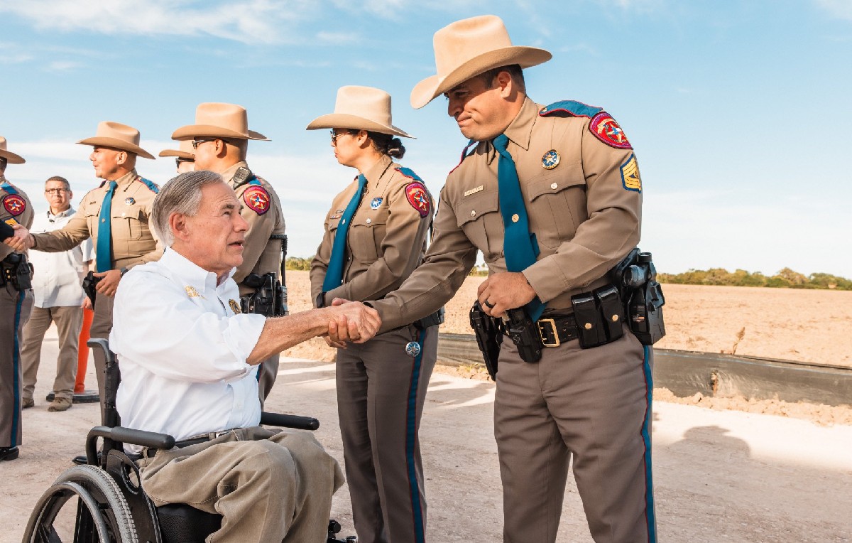 Gobernador de Texas, Greg Abbott junto a elementos fronterizos (X/@GregAbbott_TX)