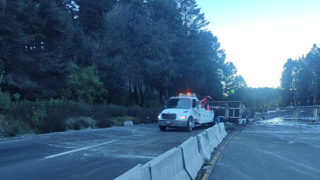 La circulación se vio afectada a la altura del kilómetro 31 de la México-Toluca. | x @GN_Carreteras