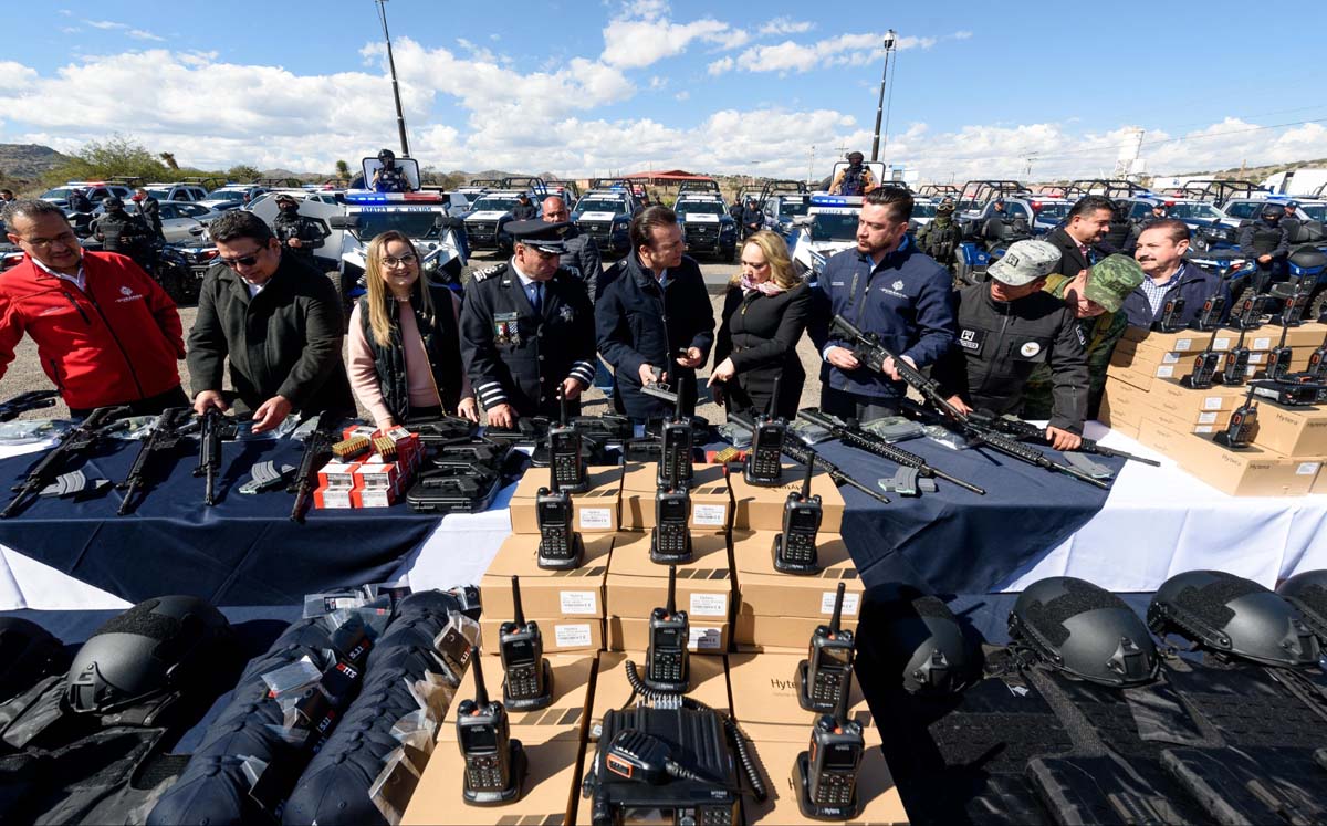 Entregan radios a policías en Durango. l Especial