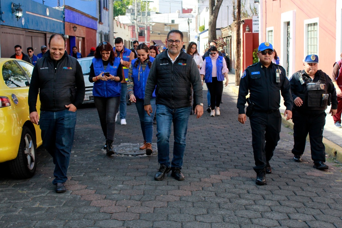 Giovani Gutiérrez Aguilar, alcalde de Coyoacán, en recorrido por el centro histórico de la demarcación.