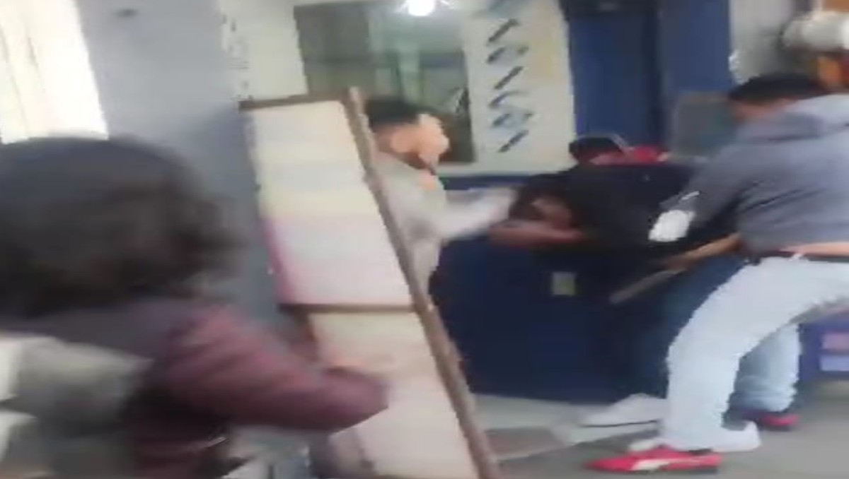 Inspectores retiran a golpes a vendedor ambulante en Tizayuca