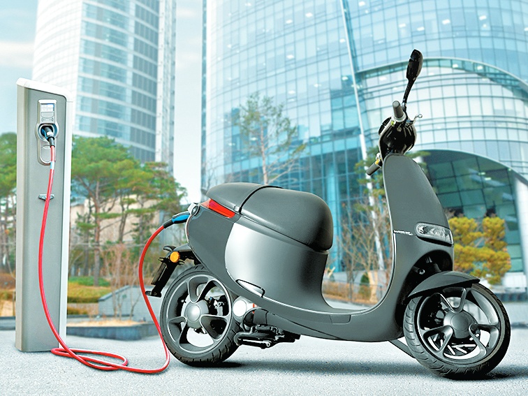 Motocicleta recargando batería. SHUTTERSTOCK