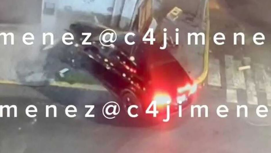 Mujer presuntamente alcoholizada choca Tesla, de más de 2 mdp, contra negocio en CdMx