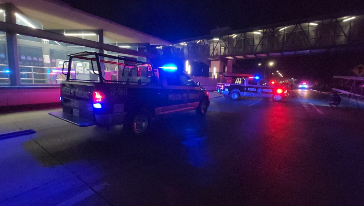 Policías acudieron a resguardar el sitio del accidente sobre Periférico en Zapopan (Juan Carlos Munguía)