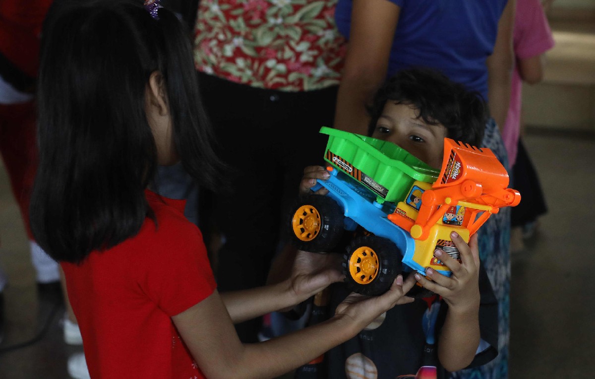 Hijos de presos en El Salvador en evento de Movir (EFE)