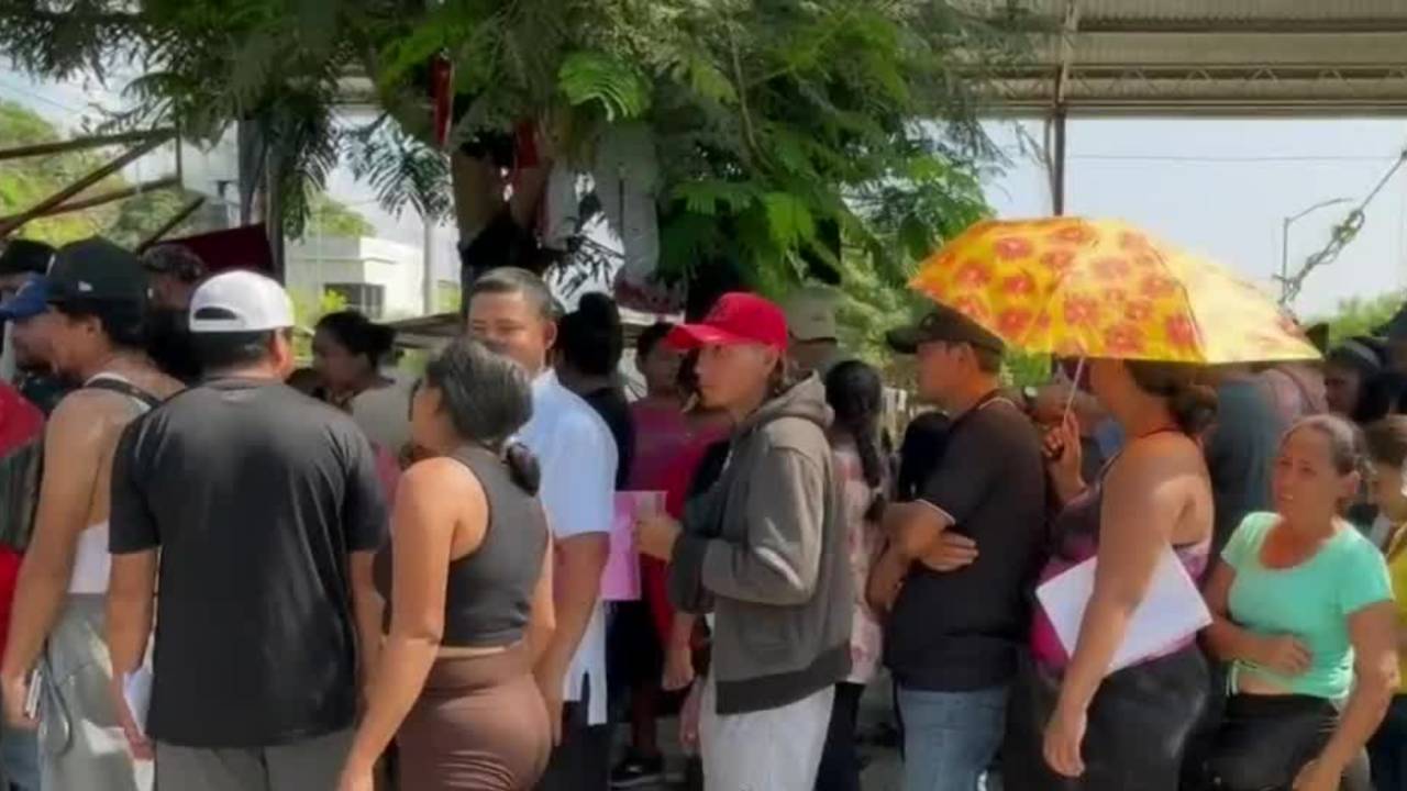 Integrantes de la caravana migrante realizan censo en Mapastepec, Chiapas