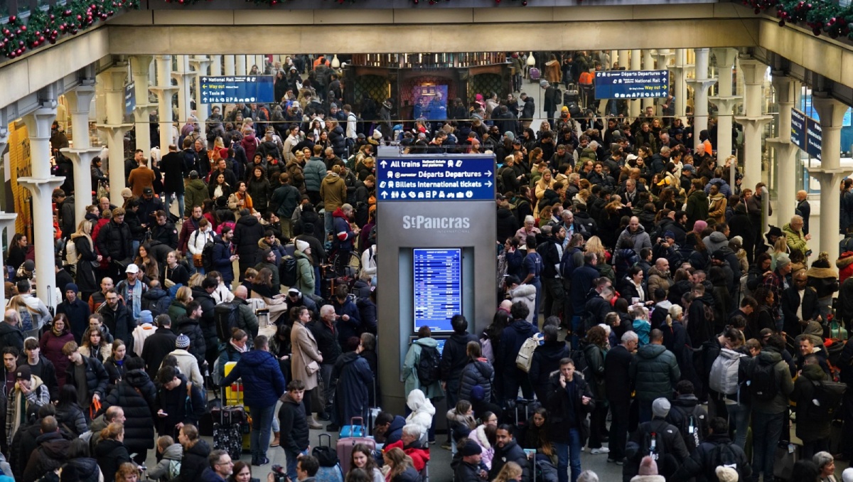 Pasajeros esperan en el pasillo en la entrada del Eurostar en la estación St Pancras, en el centro de Londres, el sábado 30 de diciembre de 2023. (AP)