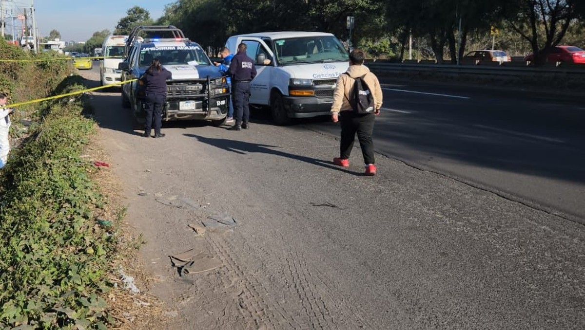Autoridades de Jalisco resguardan lugar donde hombre fue atropellado sobre carretera a Chapala (Pablo Núñez)