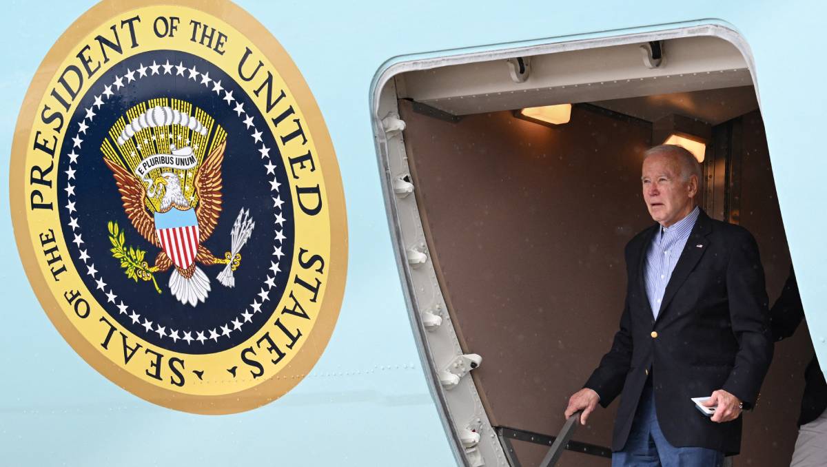 Joe Biden a bordo del Air Force 1 | AFP