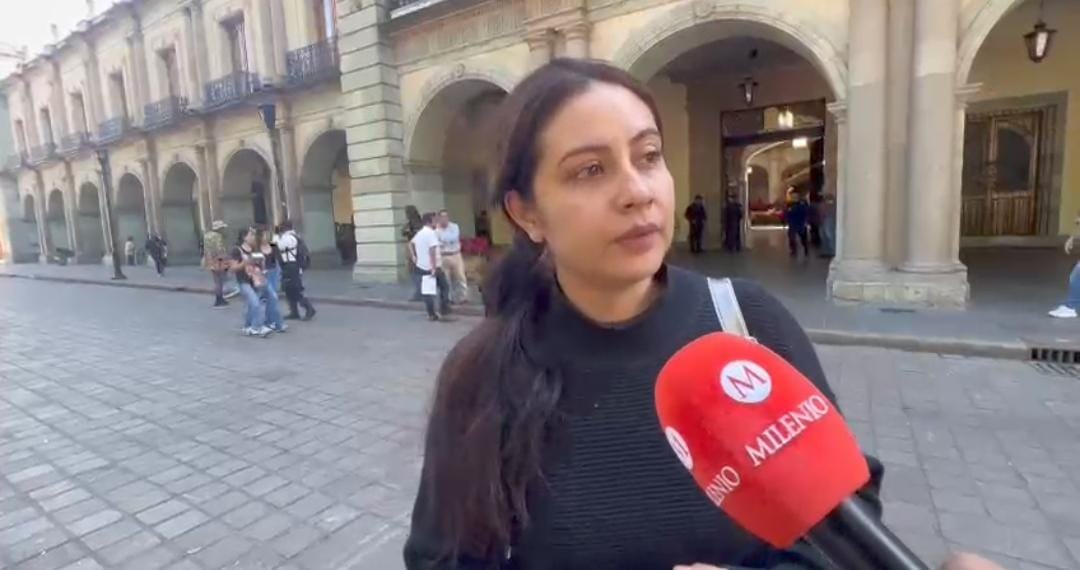La madre de la víctima protestó frente a palacio de gobierno.
