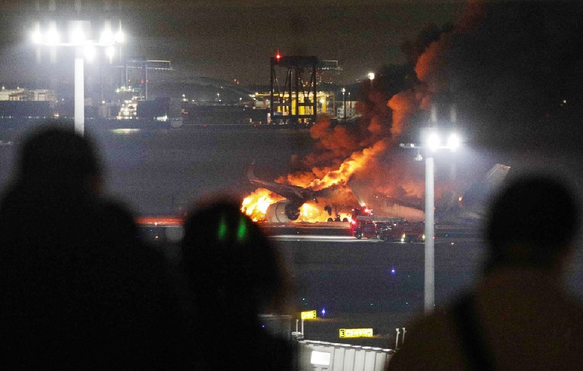 Accidente en el aeropuerto de Tokio, Japón (AFP)