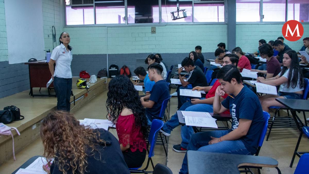 Alumnos de la Universidad Autónoma de Tamaulipas toman clases.