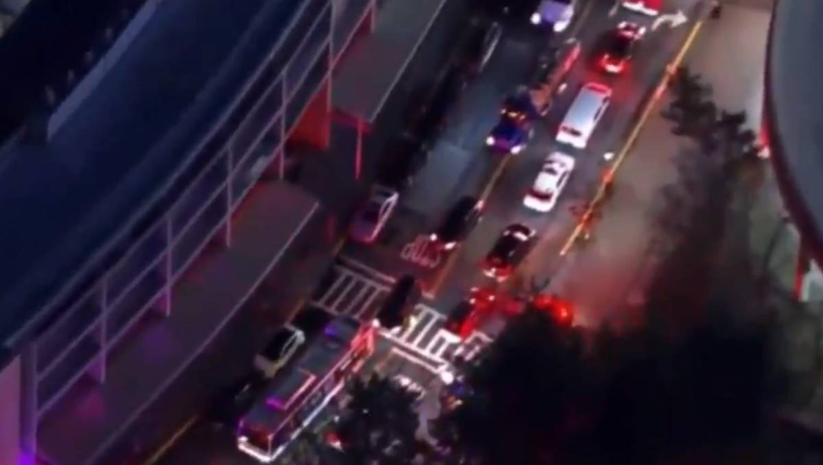 Bomberos llegaron al lugar para combatir el fuego | X