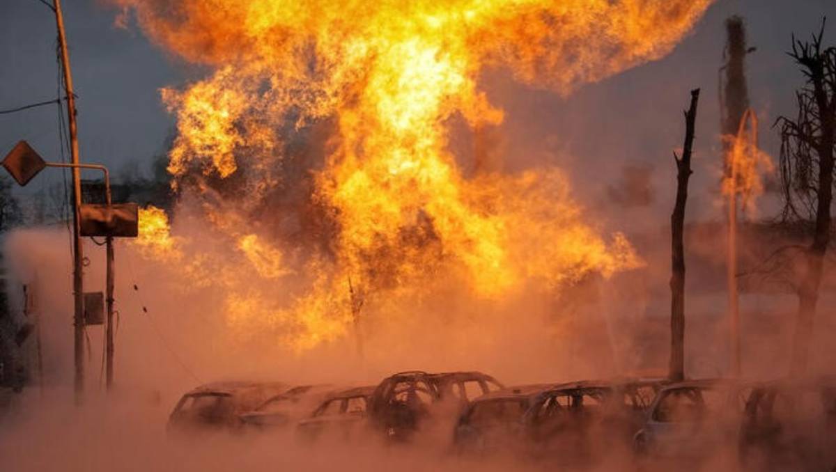 Bomberos ucranianos combaten varios incendios en Kiev | Reuters