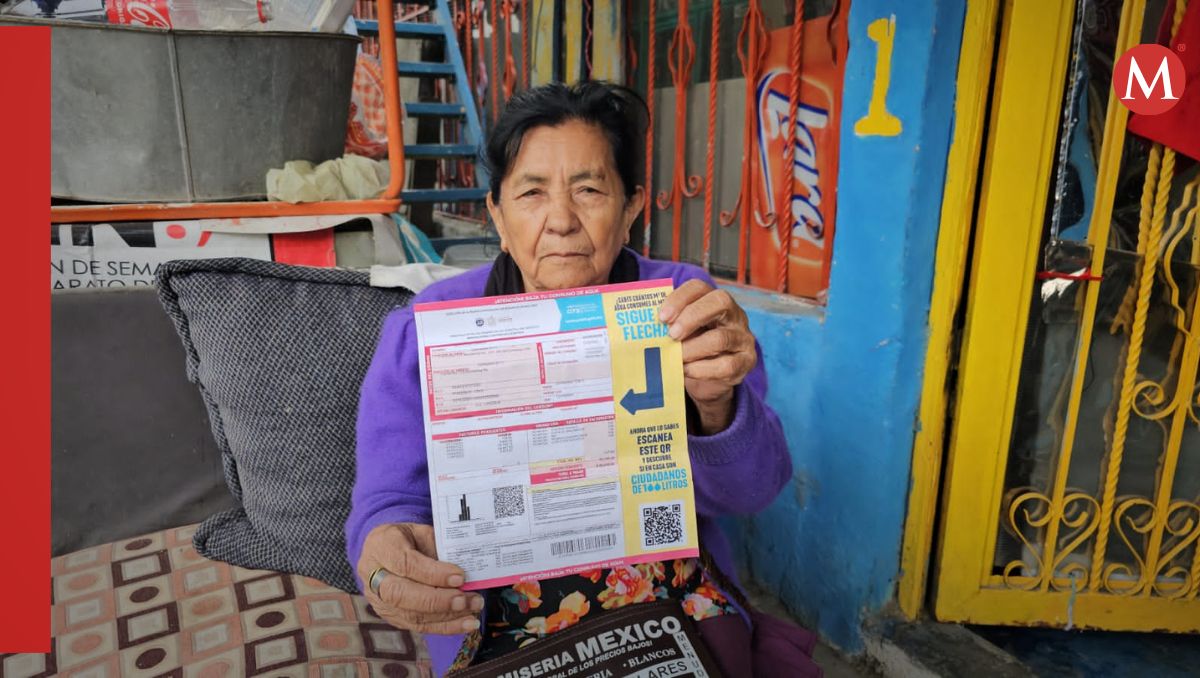 Doña María pide el apoyo de Agua y Drenaje de Monterrey para solucionar su problema. Fabricio Gallegos