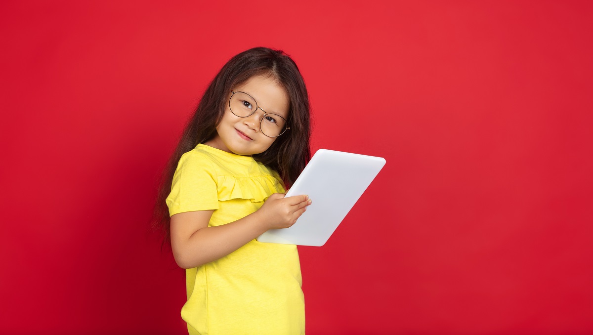 Que los niños participen haciendo sus propósitos del año los ayudará a motivarse a cumplir sus metas. (freepik.es)