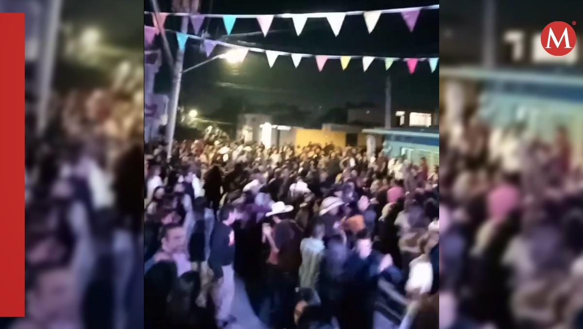Vecinos arman mega baile para recibir año nuevo en Tamaulipas. (Grupo Ekiss)