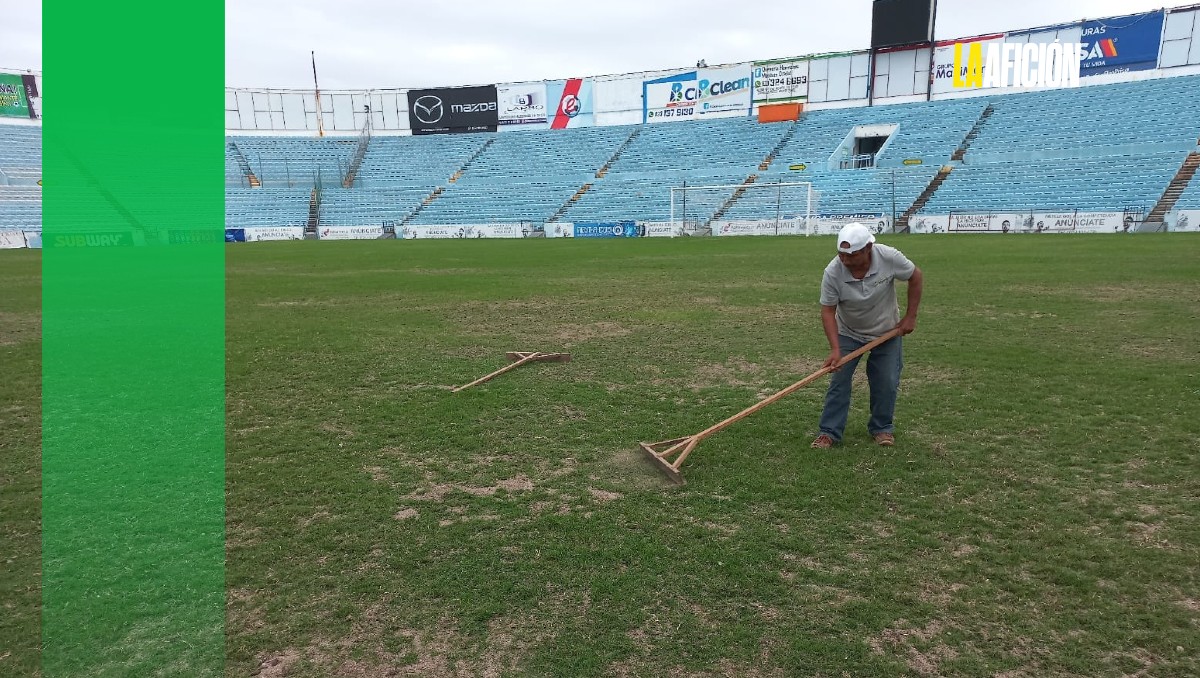 Arreglos a la cancha del Estadio Tamaulipas.