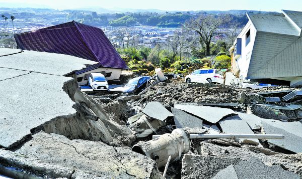 Una carretera dañada tras el temblor en Kanazawa, prefectura de Ishikawa. FRANCK ROBICHON/EFE