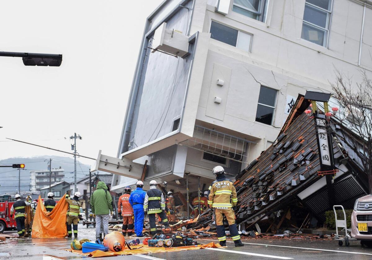 Equipos de rescate buscan algún superviviente entre los escombros de un edificio derruido de Wajima. | EFE.