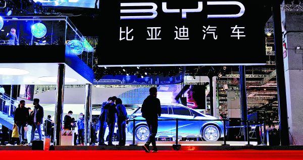 El éxito de la compañía subraya la batalla por adaptarse a la rápida evolución de las preferencias de los consumidores por carros inteligentes. ALY SO