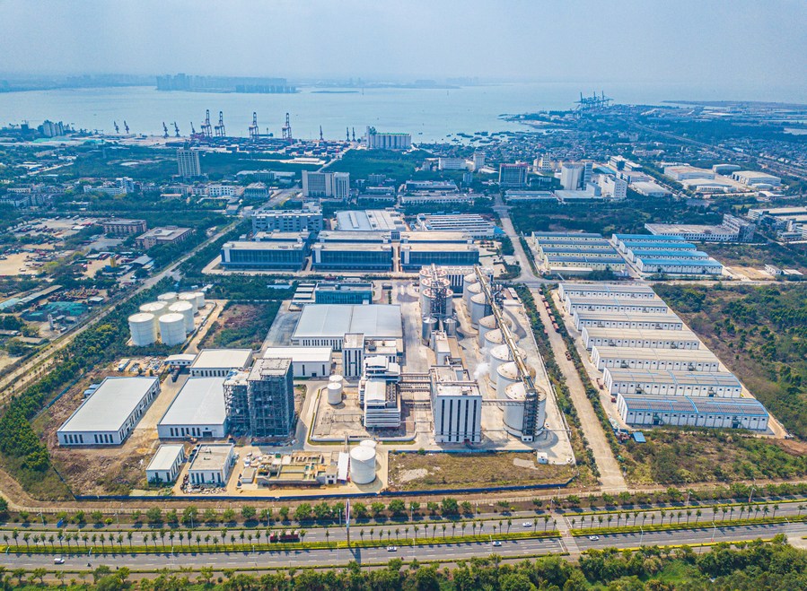 Esta foto aérea tomada el 26 de febrero de 2023 muestra la zona portuaria de Yangpu en la zona de desarrollo económico de Yangpu.