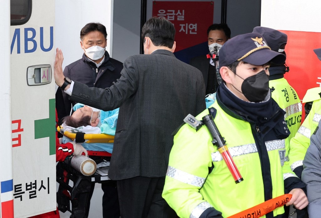 El líder opositor de Corea del Sur fue atacado con un cuchillo. (AFP)