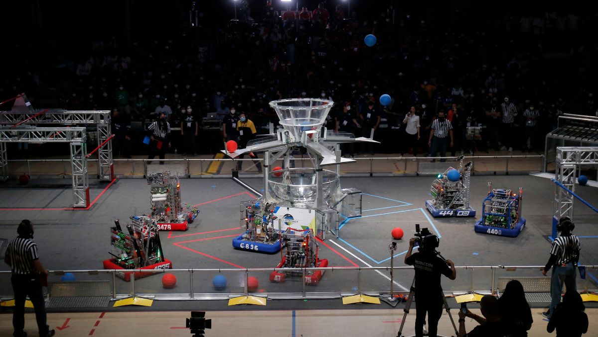 Los representantes de los equipos recibirán los paquetes de piezas que usarán para crear sus robots en las próximas seis semanas. (Archivo)