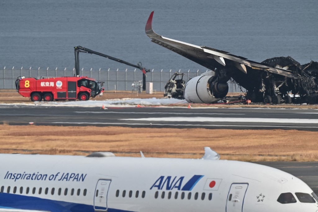 Restos quemados de un avión de pasajeros de Japan Airlines | AFP