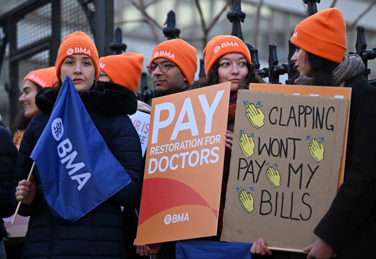 Los salarios de los 'Junior doctors' han bajado casi una cuarta parte desde 2008. | AFP