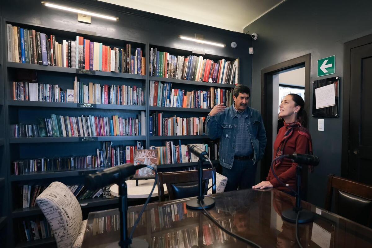 Sheinbaum recibe regalos literarios en librería de Javier Corral | Especial