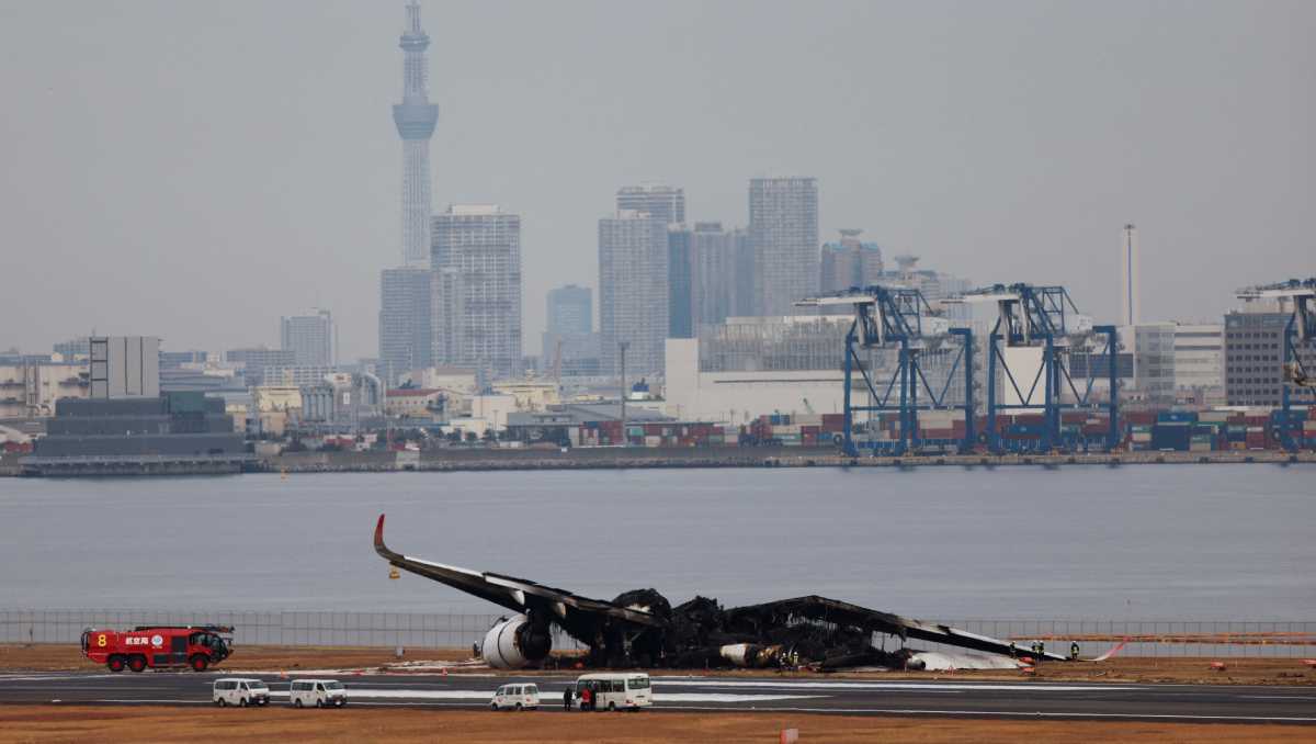 Las compañías All Nippon Airways y Japan Airlines informaron la cancelación de 98 y 102 rutas internas, respectivamente. | Reuters