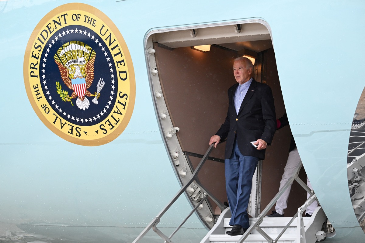 Joe Biden descendiendio del avión presidencial. (AFP)