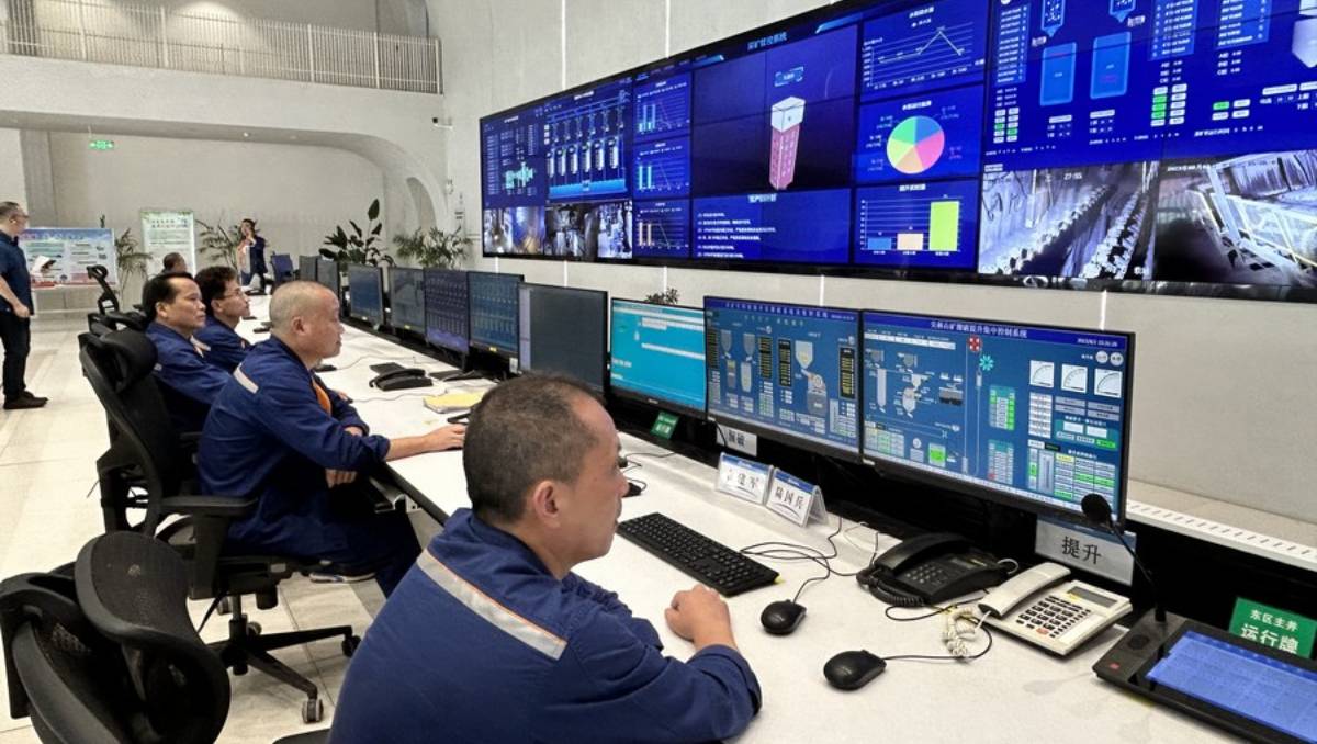 Miembros del personal trabajando en la Mina de Hierro Daye en Huangshi, provincia central de Hubei, el 2 de agosto de 2023. | Xinhua