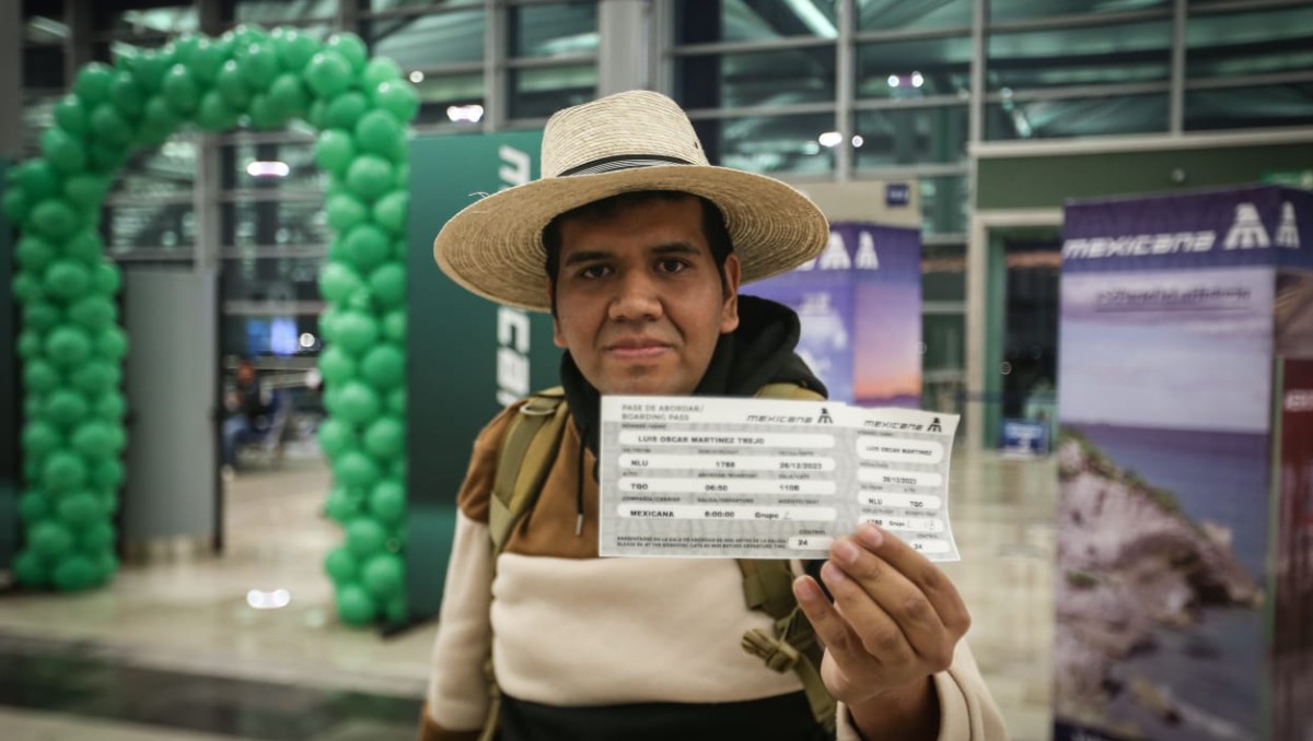 Pasajero con boleto en mano de Mexicana de Aviación. Foto: (Araceli López)