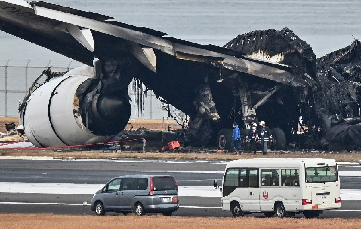 Restos de aviones incendiados  en el Aeropuerto de Hanerda Tokio (AFP)