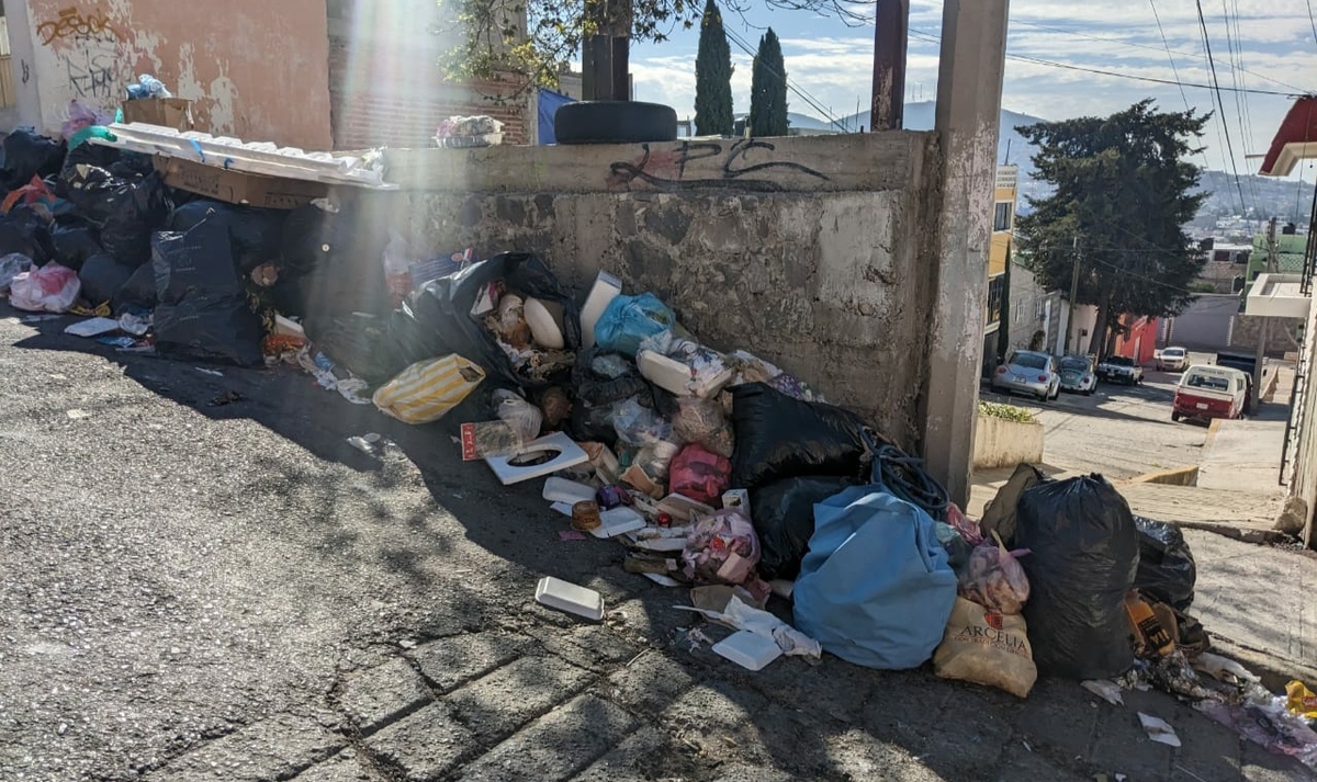 Basura se acumula en las calles de Pachuca. (Jorge Sánchez)
