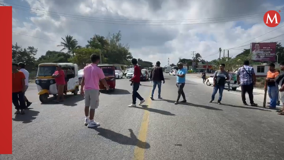 Migrantes bloquean carretera por cierre Centro de Movilidad en Oaxaca | Ramón Bragaña