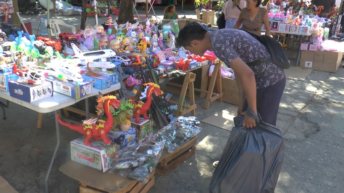Personas comprando juguetes en Acapulco.