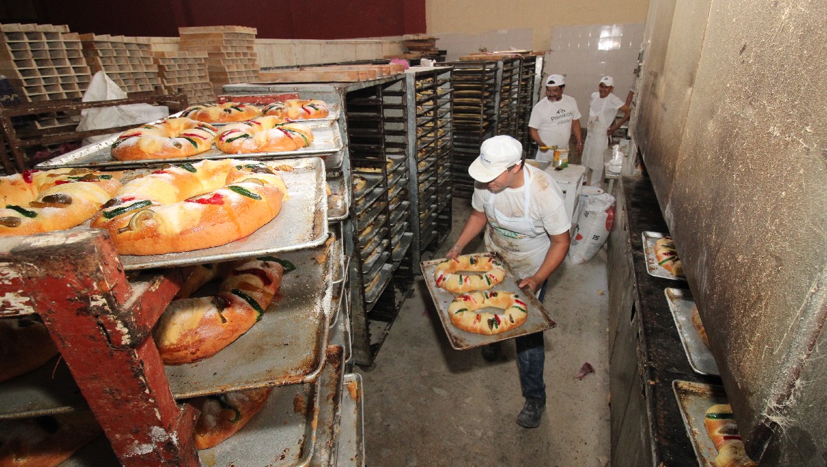 La tradicional preparación de la rosca de reyes se mantiene al paso de los años. (Yazmín Sánchez)