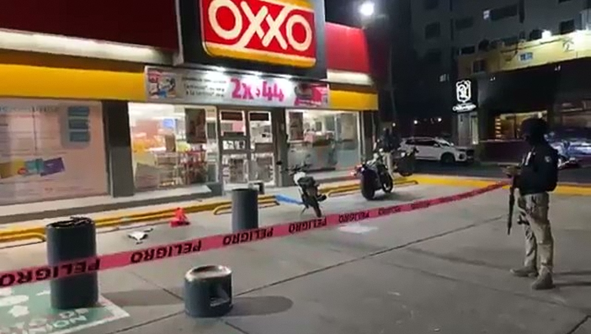 Afuera del Oxxo quedó estacionado un vehículo encendido. | Especial