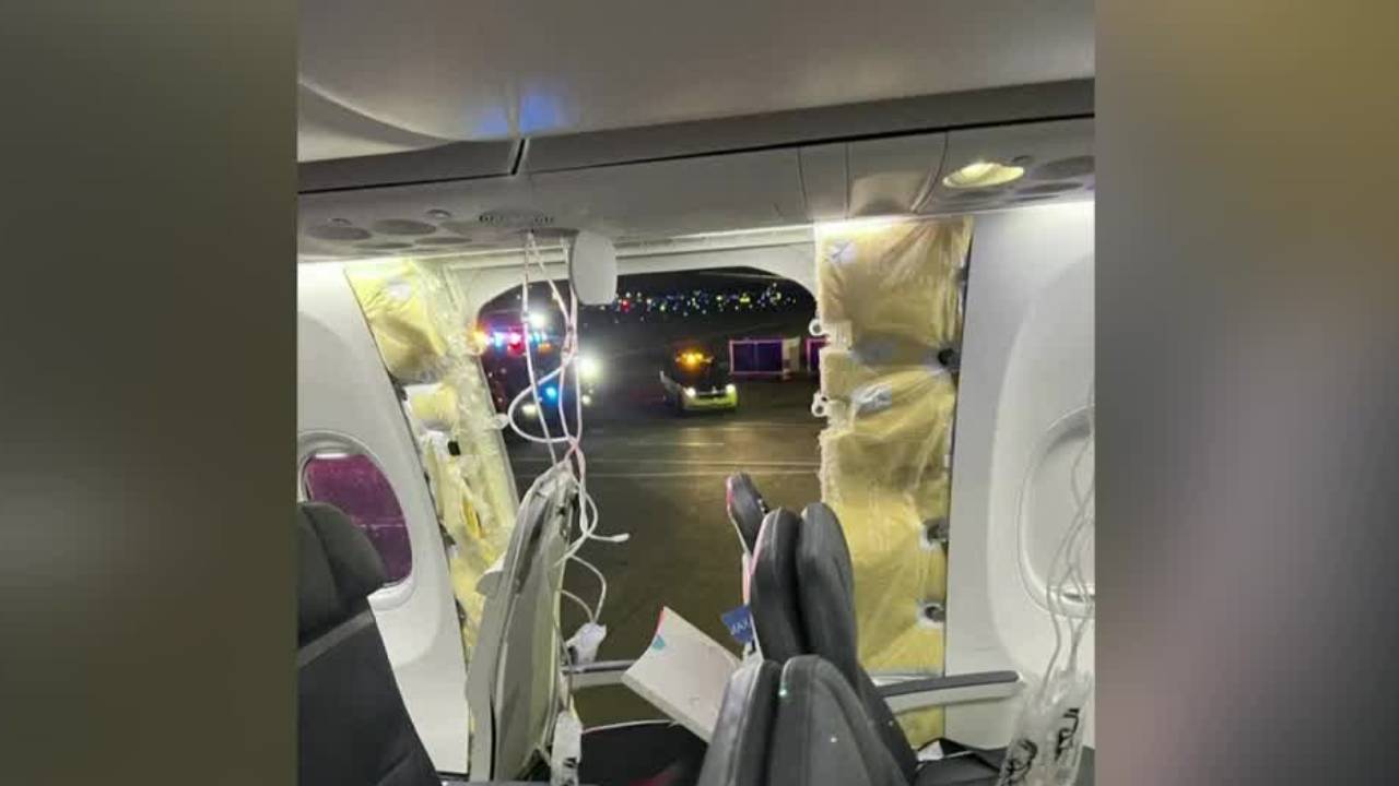 Avión de Alaska Airlines realiza aterrizaje de emergencia por explosión de una ventana