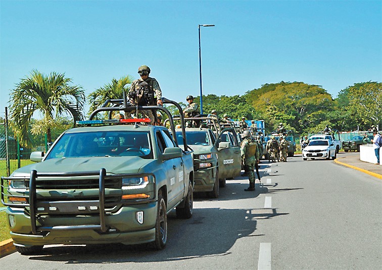 Los militares aterrizaron ayer en el Aeropuerto Internacional Carlos A. Rovirosa para llevar a cabo tareas de disuasión y patrullaje. Especial