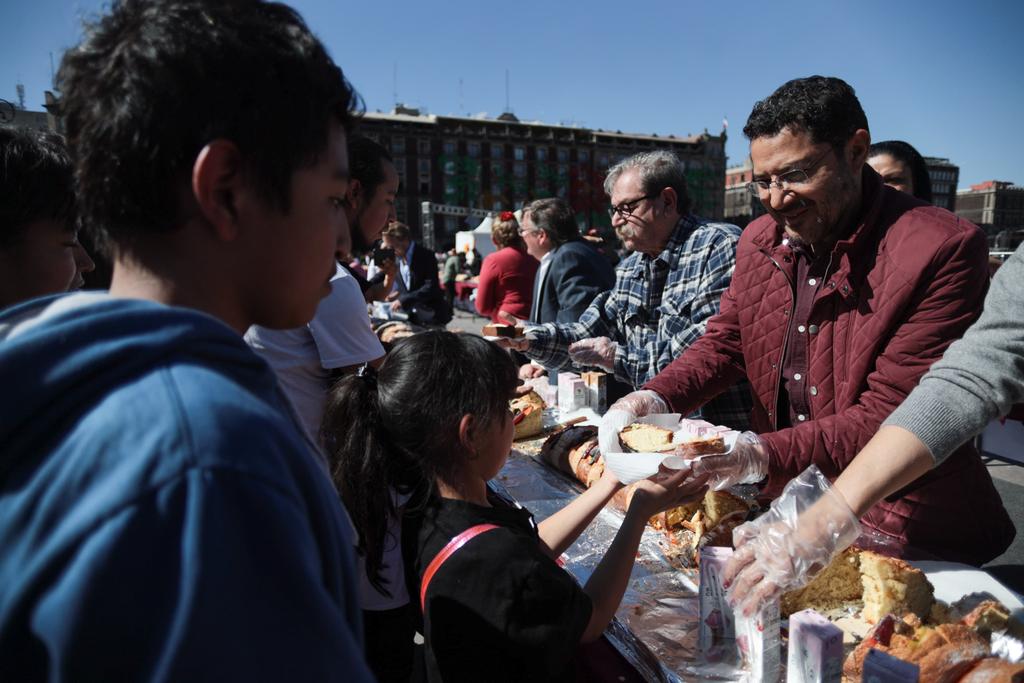 Parten Rosca de Reyes en Zócalo de CdMx. (Foto: Especial)